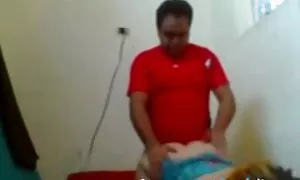 Segretario Giapponese in ufficio è asciutto. donne mature in toples