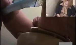 Leccare foto porno tettone mature i suoi piedi e poi lei lo scopa