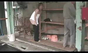 Thailandia bambina viene inviato ai suoi video donne anziane nude clienti per un capriccio